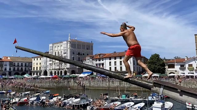 极限独木桥挑战，拿到小红旗就挑战成功，获胜赢得一万美刀