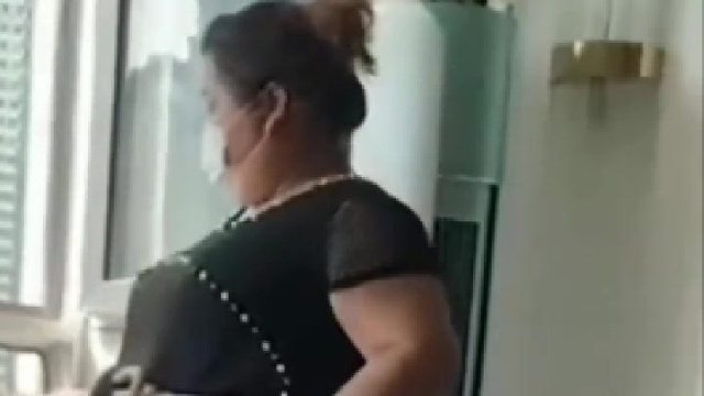 妻子陪丈夫安装空调，为了老公安全，200斤的妻子从未减肥……