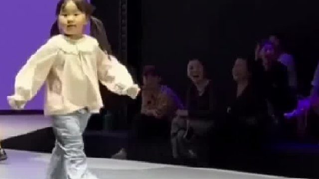 人家是走秀，她是赶场！