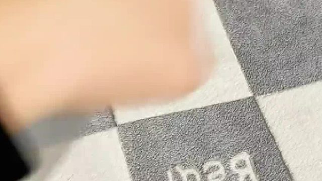 网购衣服的袋子不要扔，当作防尘袋实用又方便，三秒教会你