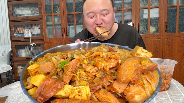 冰箱里有点五花肉，阿强做我的最爱，烩酸菜，大口吃肉大口干饭！