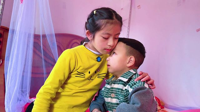 父母半生恩，姐弟一世情，这份幸福比蜜还甜