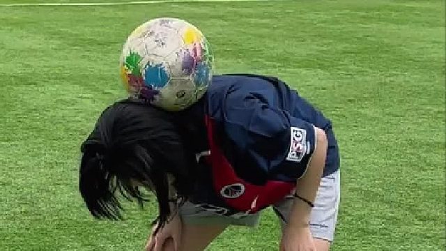 你别看她踢的不好，但她踢的是真高兴！