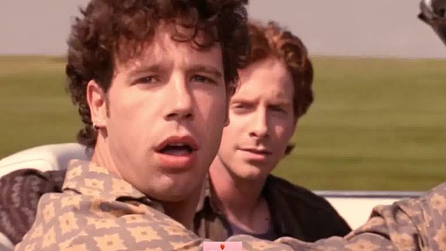 小伙儿开车挑逗美女，却不料对方是个老六