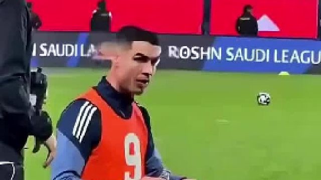 C 罗为何喝水的方式如此怪异？