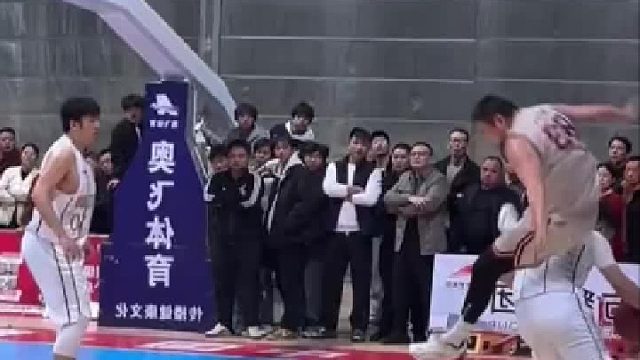 懂球的帮忙看看，6号球员是不是犯规了？很无奈的样子