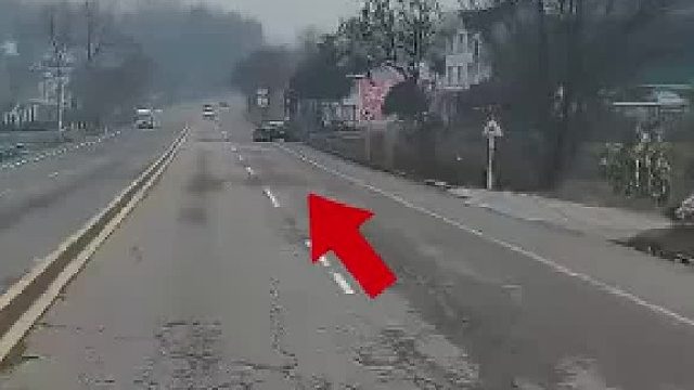 轿车跨双实线掉头，后方汽车狂摁喇叭，两车相撞