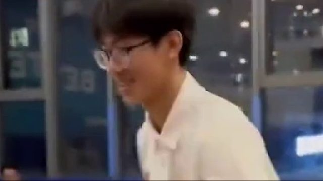 篮球场上父子对决升级，教练变挑战者，儿子佩服得五体投地