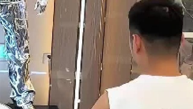 男生想追求女生献上鲜花，下一秒手滑直接打翻她的奶茶