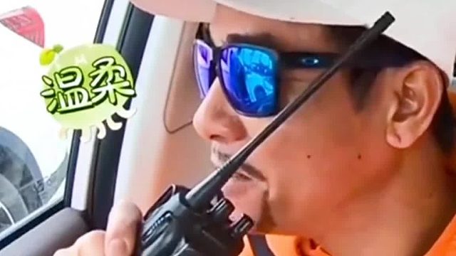 Jasper：爸爸（陈小春）你为什么对小泡芙那么好！对我却这么冷淡呢？