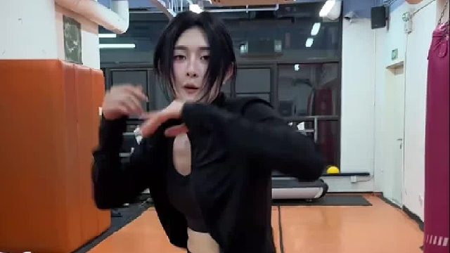 别看我细胳膊细腿的 我就赌你扛不住最后那一脚！