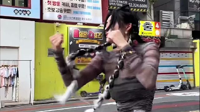 韩国街头展现一下我们中国女性力量