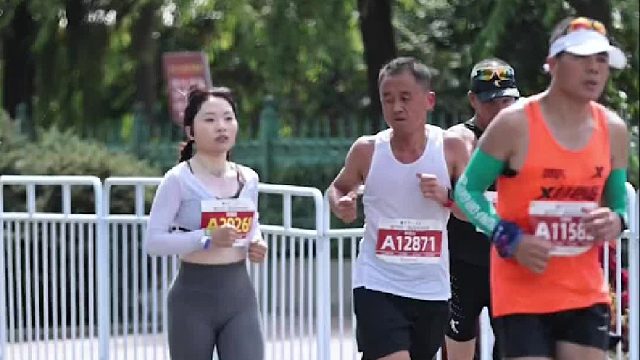 哈马穿长裤跑的最快小姐姐