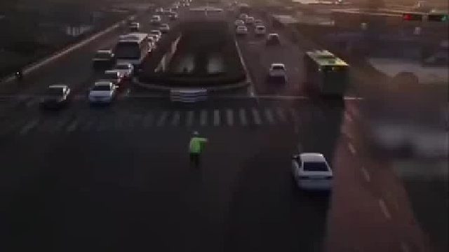 早高峰交警指挥30辆车1个信号灯通过 ，网友：用头脑和心在指挥的