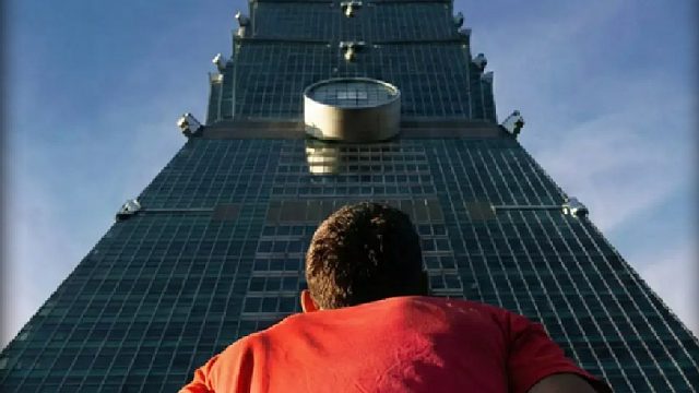 在全程无保护措施情况下，亚历克斯徒手攀爬台北101大厦