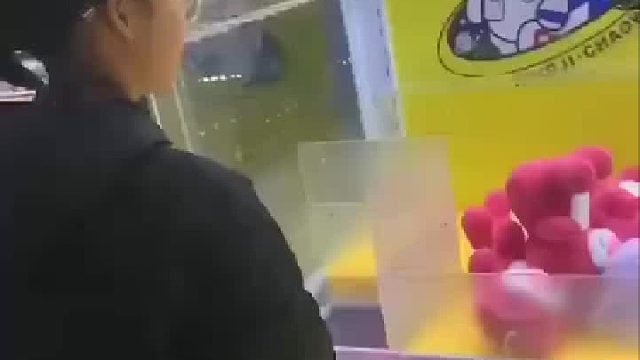 抓娃娃时弟弟提前拍按钮，把姐姐气的跺脚，“关键时刻一只草莓熊拯救了姐弟关系”