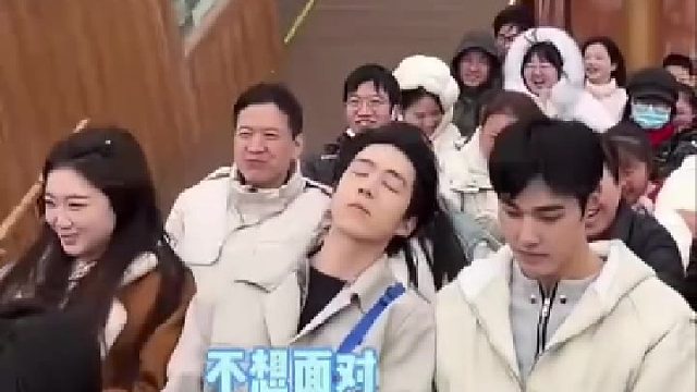 坐 的时候千万别闭眼！男生被吓到晕倒，女孩趁机查看男生 ……