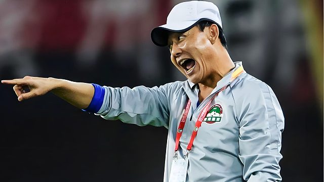 气坏了！主帅名场面：王宝山怒喷裁判染红，狠摔球帽泄愤
