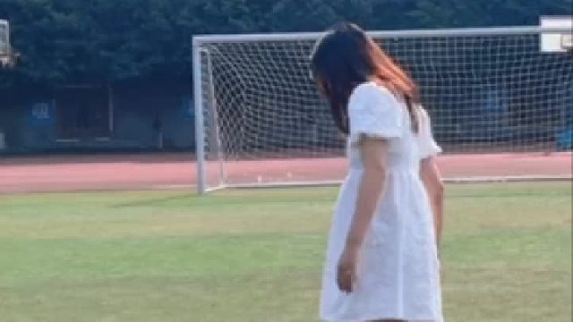 “艾特你兄弟来帮我捡个球吧”