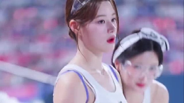 啦啦队员雨中助威