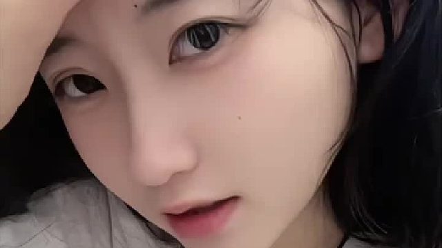 今天是她的生日，祝她生日快乐