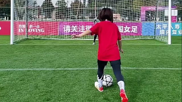 大家快来看看！我和赵丽娜 谁踢得好