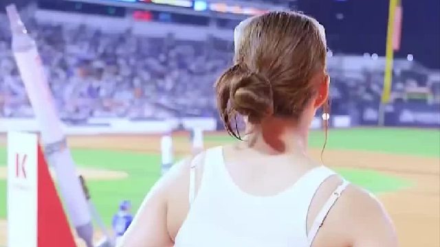 啦啦队雨中助威