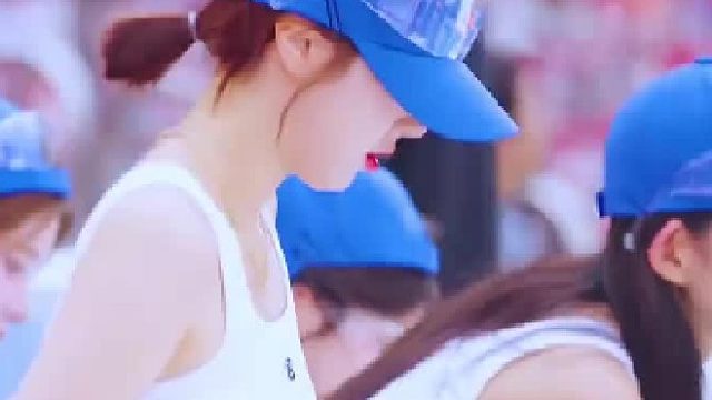 雨中助威的啦啦队员们