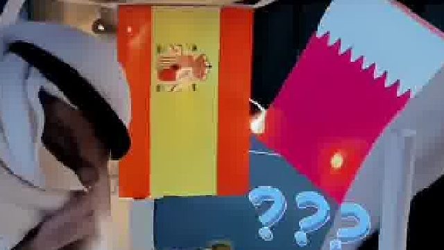 看出来了两个女生，在看球赛