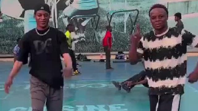 俩人挑战做高难度前滚翻，在身体腾空的瞬间翻了过去