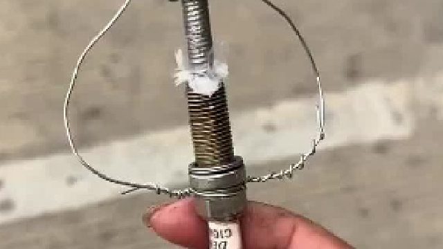 男子把火花塞往天上一扔，火花塞竟然炸得那么高