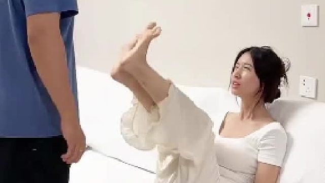 嫂子的上衣穿反了吧？