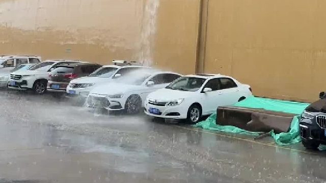 大雨，这哥们儿车感觉快不保了