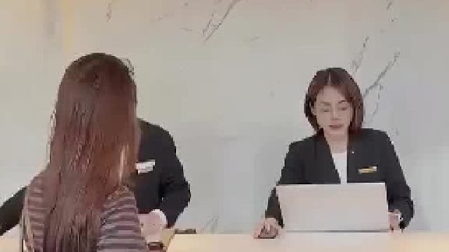 这个前台小姐姐一看就知道是见识过大风大浪的人