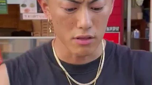 男子吃章鱼小丸子，被烫得失去表情管理，网友：在嘴里又炒了一遍