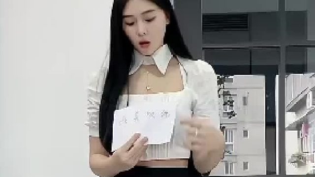 我喜 欢你，那个字要加在中间，哥语文水平那么好都想不到加什么字才能让句子通顺，各位就不要秀下限了