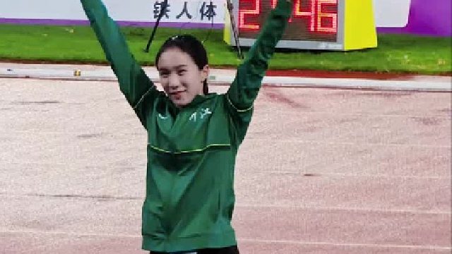 小孩姐在家乡观众的支持下拿下全国田径锦标赛的冠军！
