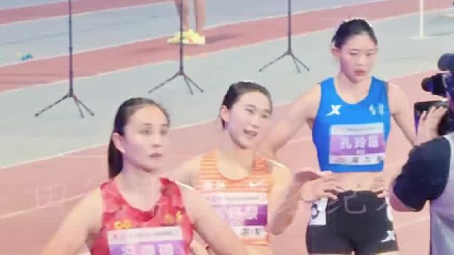 小孩姐压轴出场，主场山呼海啸的加油声