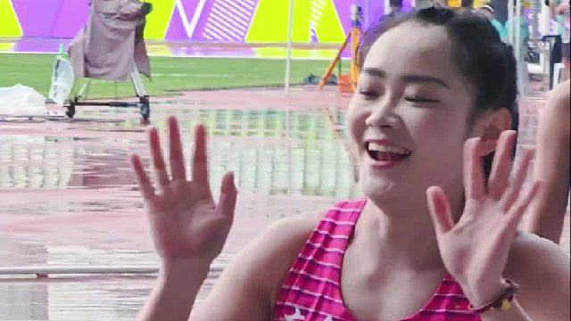 小静最后一组压轴出场，突如其来的暴雨没有影响她火热的状态