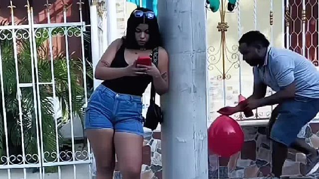 捣蛋鬼街头恶搞，扎气球整蛊路人