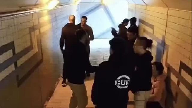 三名女子路过隧道遭遇陌生男子调戏 结果。。。