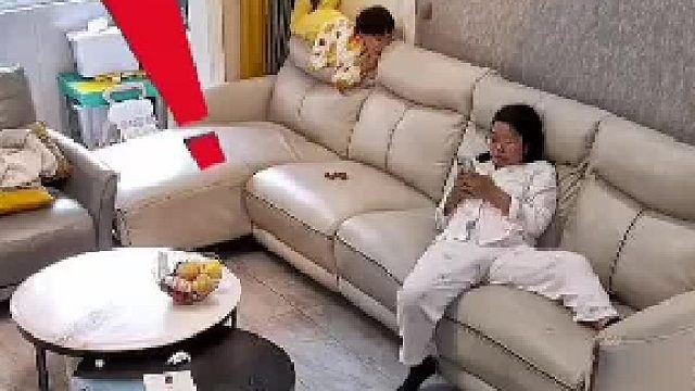 如果你的家里也有孩子的话，在他们吃东西的时候一定要看好他们！
