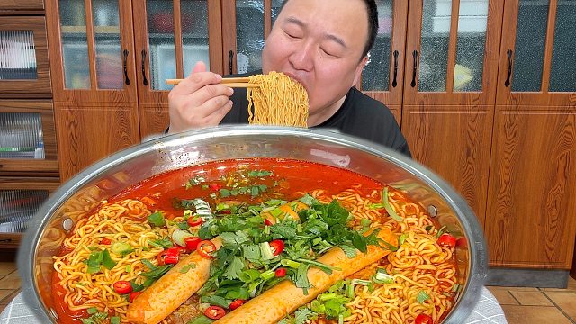 感冒了，简单吃个小泡面，汤汤水水的真舒坦。