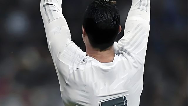 活久见！C罗搞笑名场面：乔丹式飞身双手暴扣破门被吹