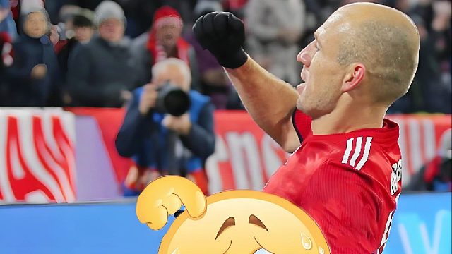 这或许是：罗本滑跪庆祝最硬核的一次，草皮都被搞坏了！