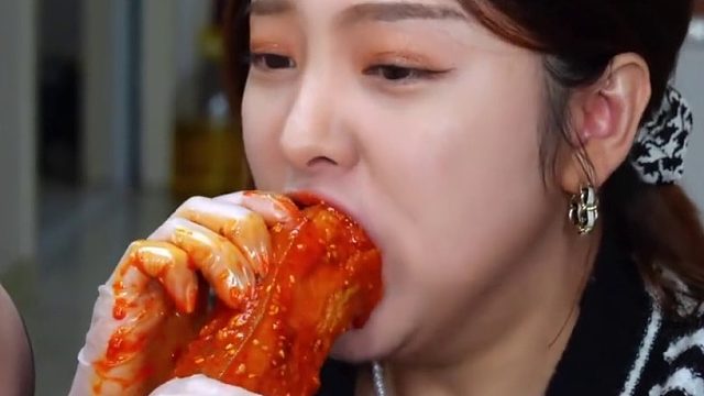 韩国妹子吃泡菜炖五花肉，松软爆汁酸甜辣口好绝！馋了吗？