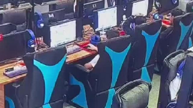 监控下搞笑又震惊的一幕：性感网管小姐姐当众竟然……网友：别看我~是她自己撕扯的衣服……哈哈哈！