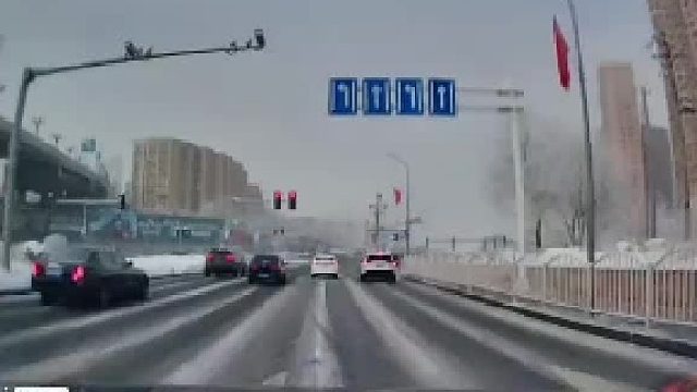 老司机 等灯 都不忘看后视镜