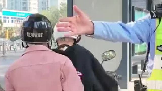 老头乐遇到交警不断按喇叭 下一秒出现无语一幕