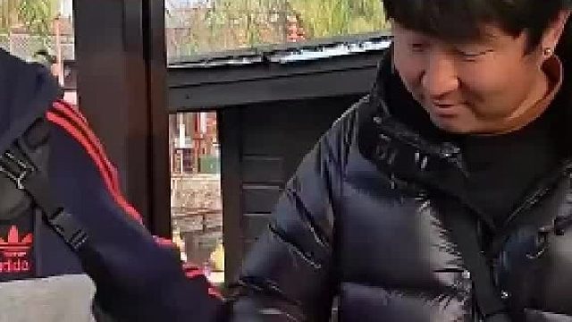 男子挑战砸钉子，三下就将钉子打进木头